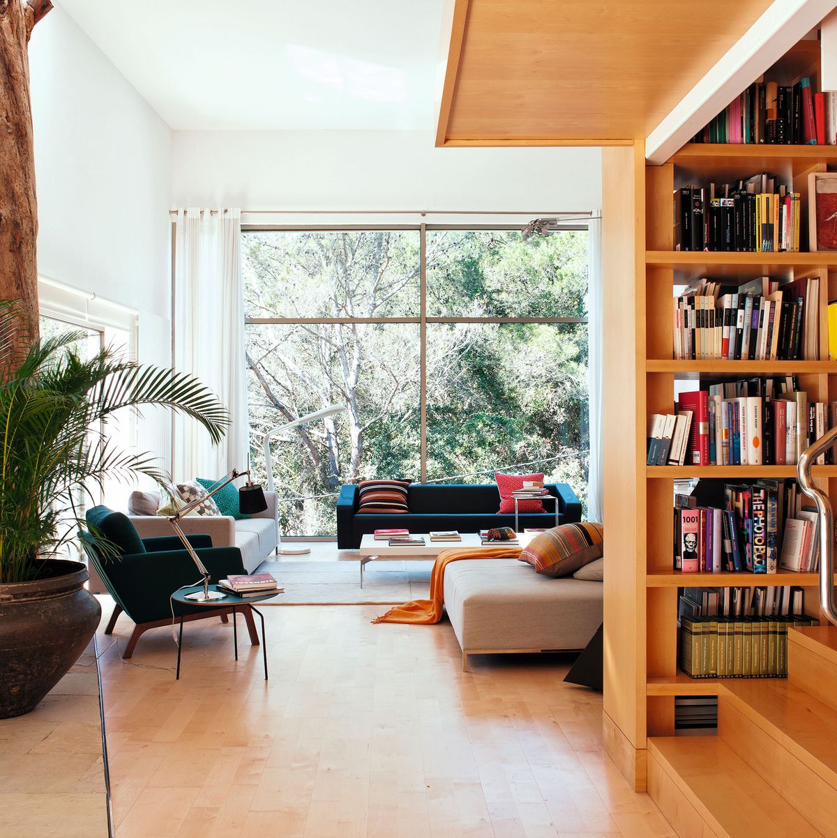 Una casa-cubo de espacios abiertos moderna, cómoda y acogedora