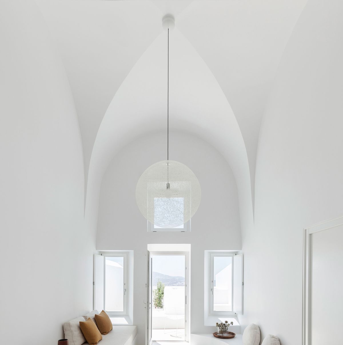 Esta casa cueva en Santorini es un paraíso blanco y minimalista