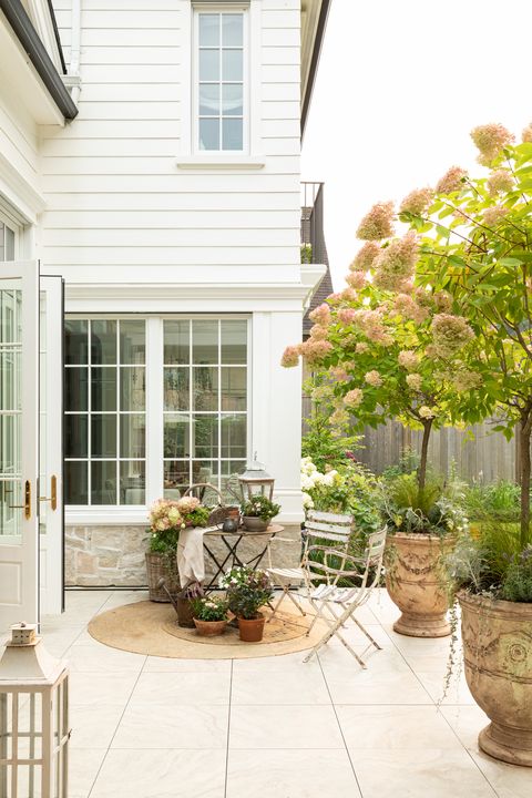Una casa de campo de estilo clásico americano con jardín