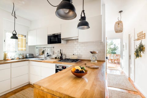 cocina pequeña y abierta de estilo rústico
