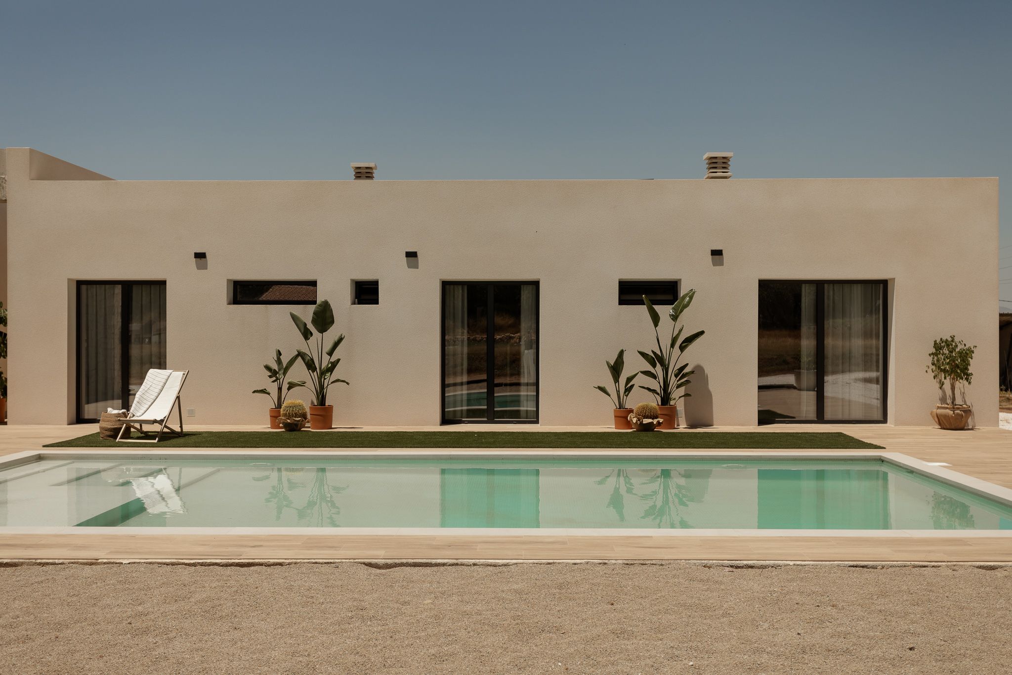 Una casa moderna con piscina decorada en tonos neutros