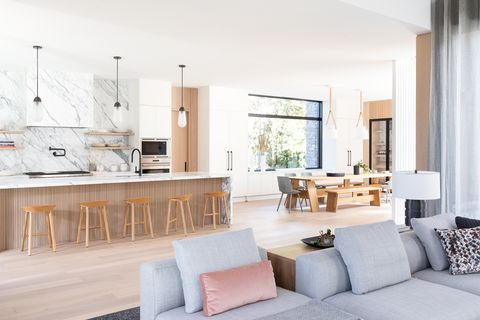 cocina, salón y comedor de diseño moderno decorado en madera
