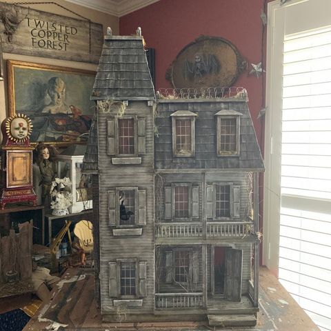 Casa de muñecas victoriana encantada