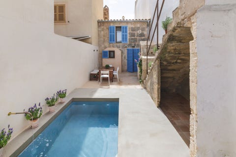 patio con piscina de estilo mediterráneo
