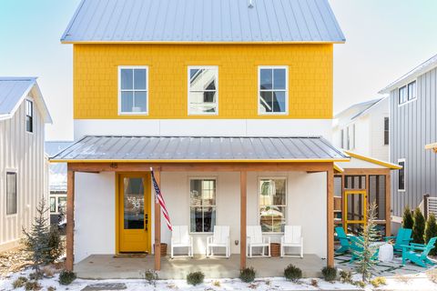 casa con porche y fachada pintada de amarillo