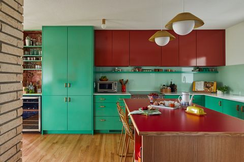 cocina de estilo retro con isla central decorada en verde y rojo
