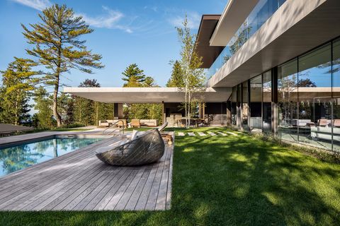casa con piscina de diseño contemporáneo revestida con neolith