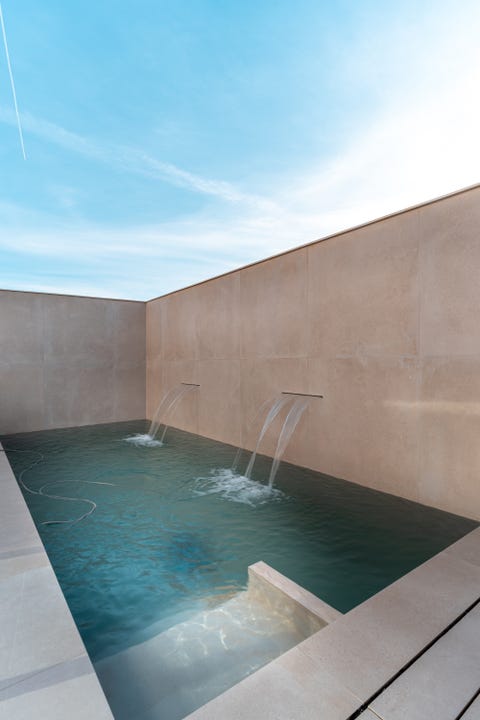 Una casa de diseño moderno e industrial con terraza y piscina