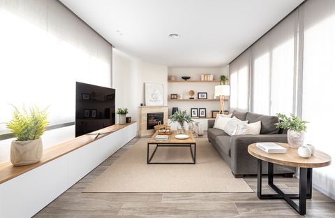 salón moderno con sofá gris y muebles de madera