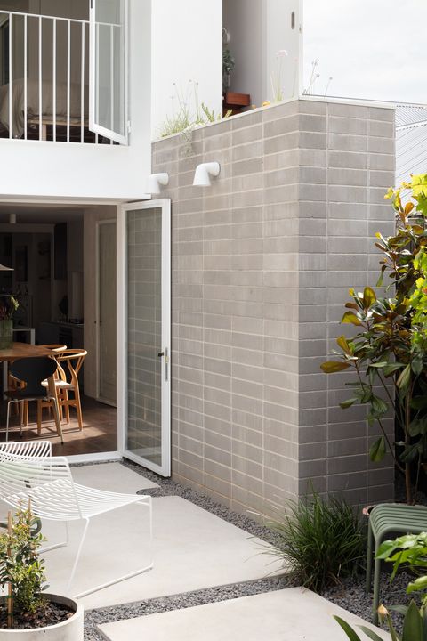 Una casa estrecha moderna con diseño sostenible y patio