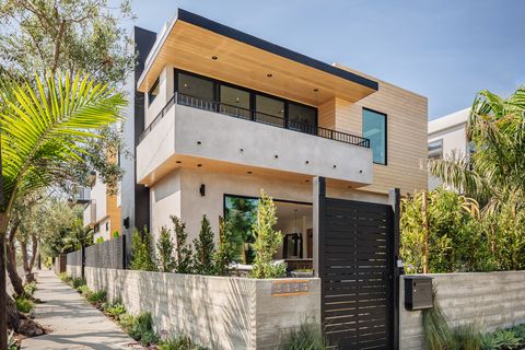 Una casa de diseño moderno decorada con estilo californiano