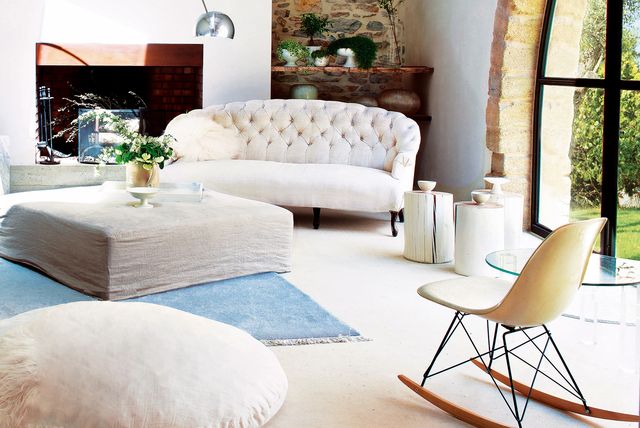 una casa de estilo rural bohemio con antigüedades, muebles vintage, blanco y madera