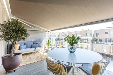 terraza de diseño moderno con comedor y zona de estar
