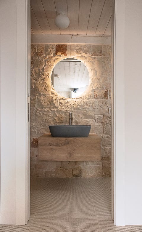 cuarto de baño con lavabo de piedra