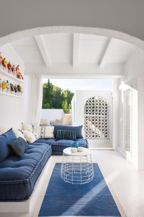 Una casa blanca en Jávea decorada con estilo mediterráneo y muebles de todo  el mundo