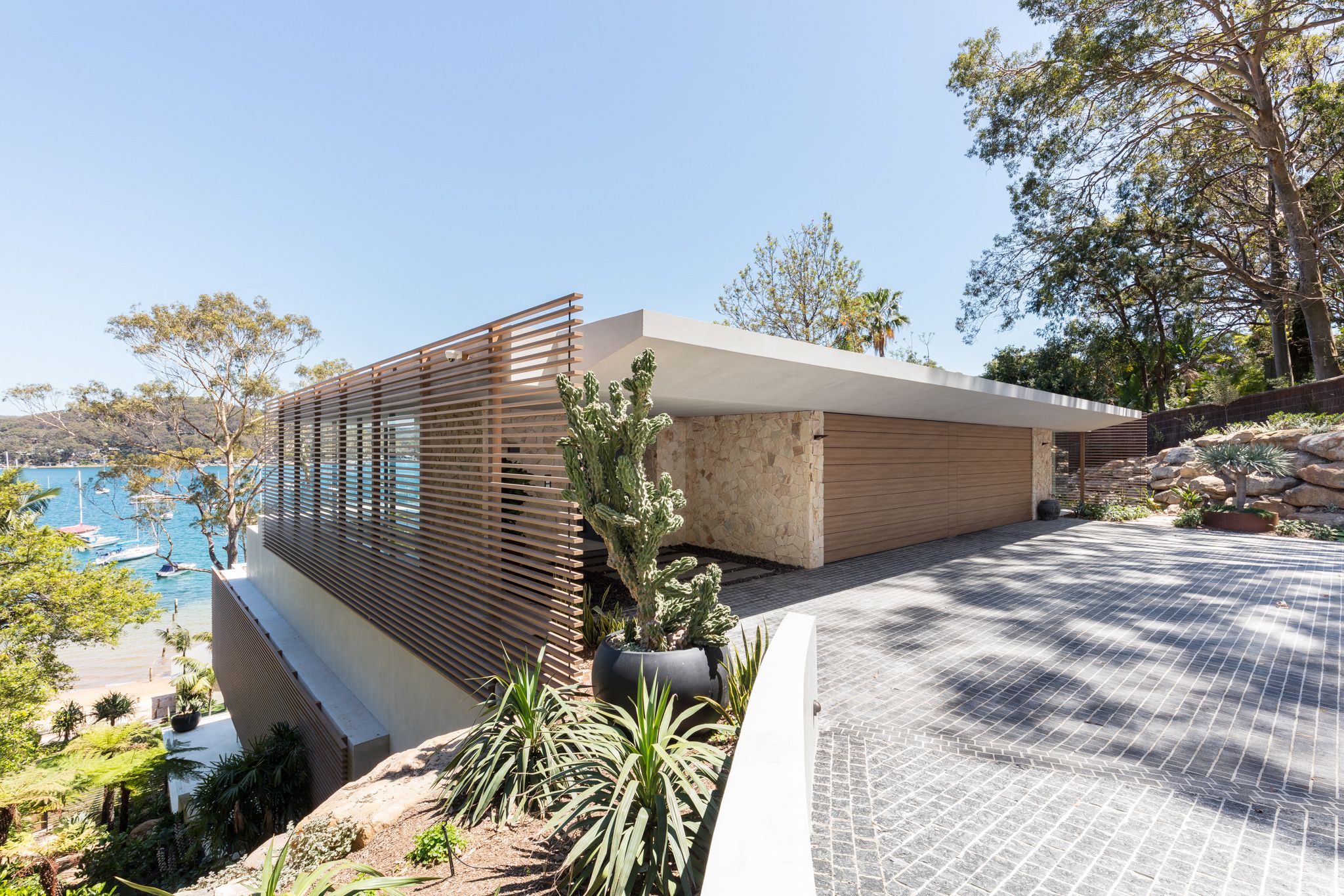 Una casa con playa privada y vistas al mar