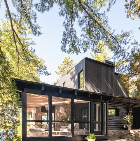 Una casa de campo de estilo rústico moderno en un lago