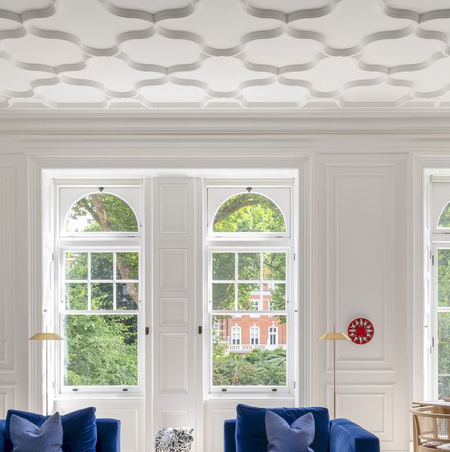 Un piso estilo clásico, luminoso y elegante decorado en blanco y azul
