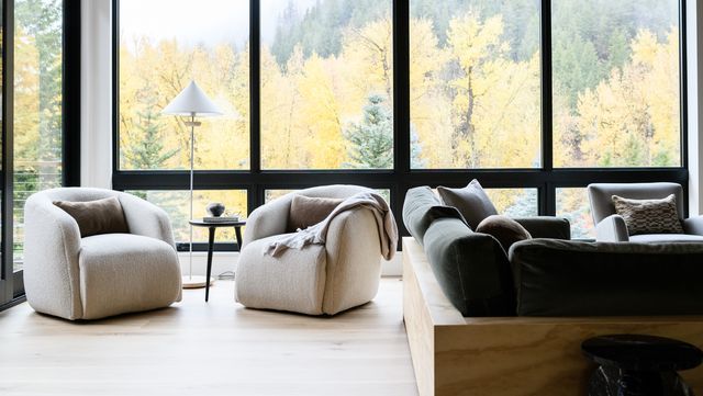 casa estilo natural luminosa decorada en tonos claros blanco y madera