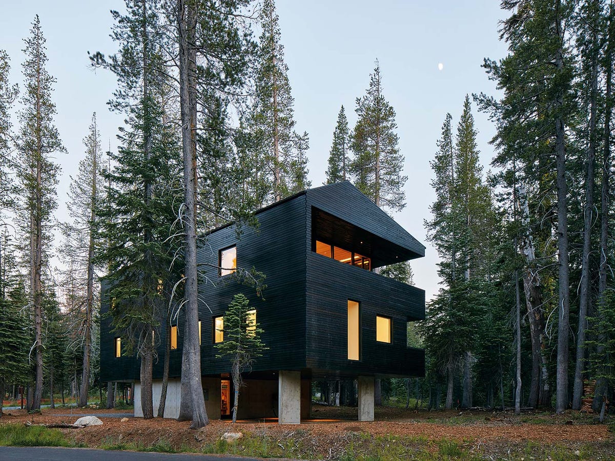 Una casa de madera de diseño en el bosque