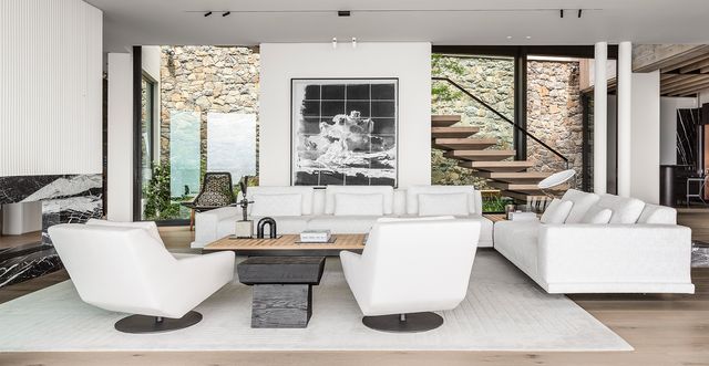 casa en blanco y madera estilo minimalista con patio ajardinado y terraza