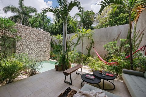 Una casa moderna con piscina, patio y muchas plantas