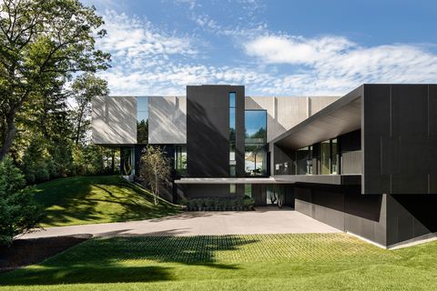 Una casa con arquitectura moderna junto a un lago en Canadá