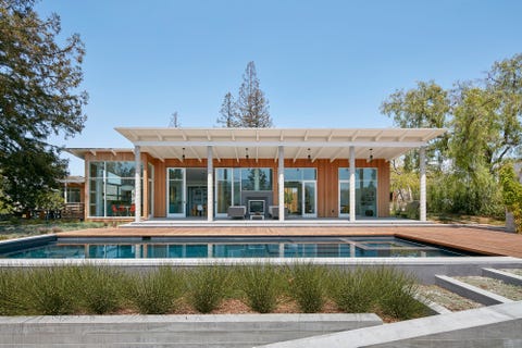 Casa de construcción moderna y sostenible con piscina
