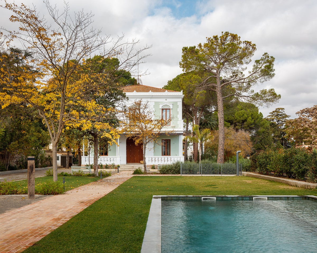 Una Casa Modernista Y Ecléctica Restaurada Con Jardín Y Piscina 3970