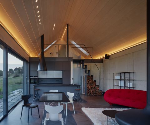 Una casa de campo de vanguardia con interiores de diseño y porche