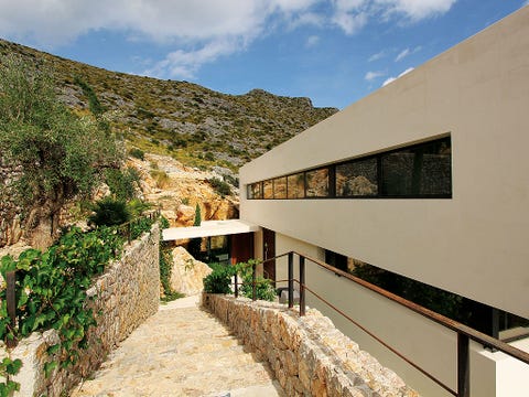 una casa en mallorca integrada en el paisaje con terrazas con vistas increíbles