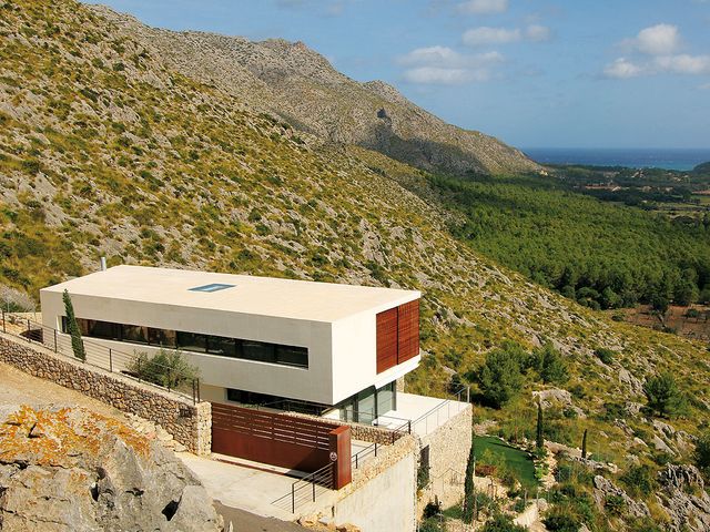 una casa en mallorca integrada en el paisaje con terrazas con vistas increíbles