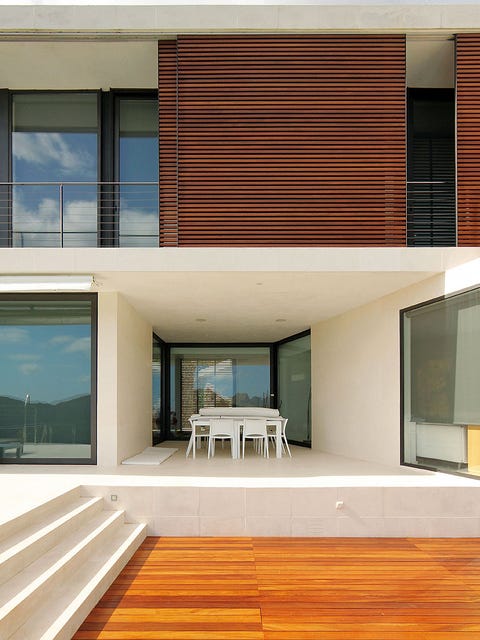 una casa en mallorca integrada en el paisaje con terrazas con vistas increíbles