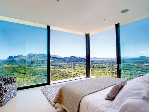 una casa en mallorca integrada en el paisaje con terrazas con vistas increíbles