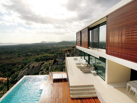 una casa en mallorca integrada en el paisaje con terrazas con vistas increíbles