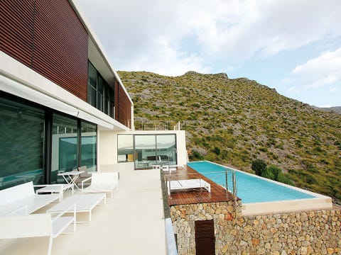 una casa en mallorca integrada en el paisaje con terrazas con vistas increíbles