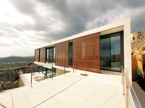 una casa en mallorca integrada en el paisaje con terrazas con vistas increíbles