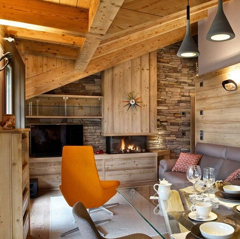 Casa di montagna in legno con mobili di design su misura