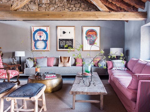 casa antigua de piedra con vigas de madera restaurada en un pueblo de segovia