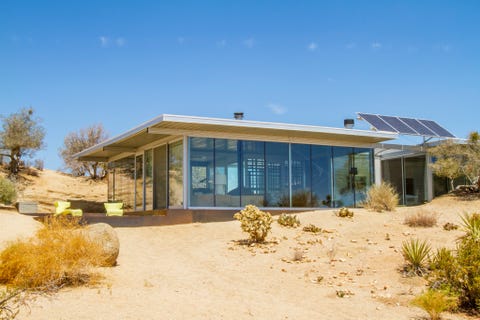 Casa sin red eléctrica en Pioneertown anunciada en Airbnb