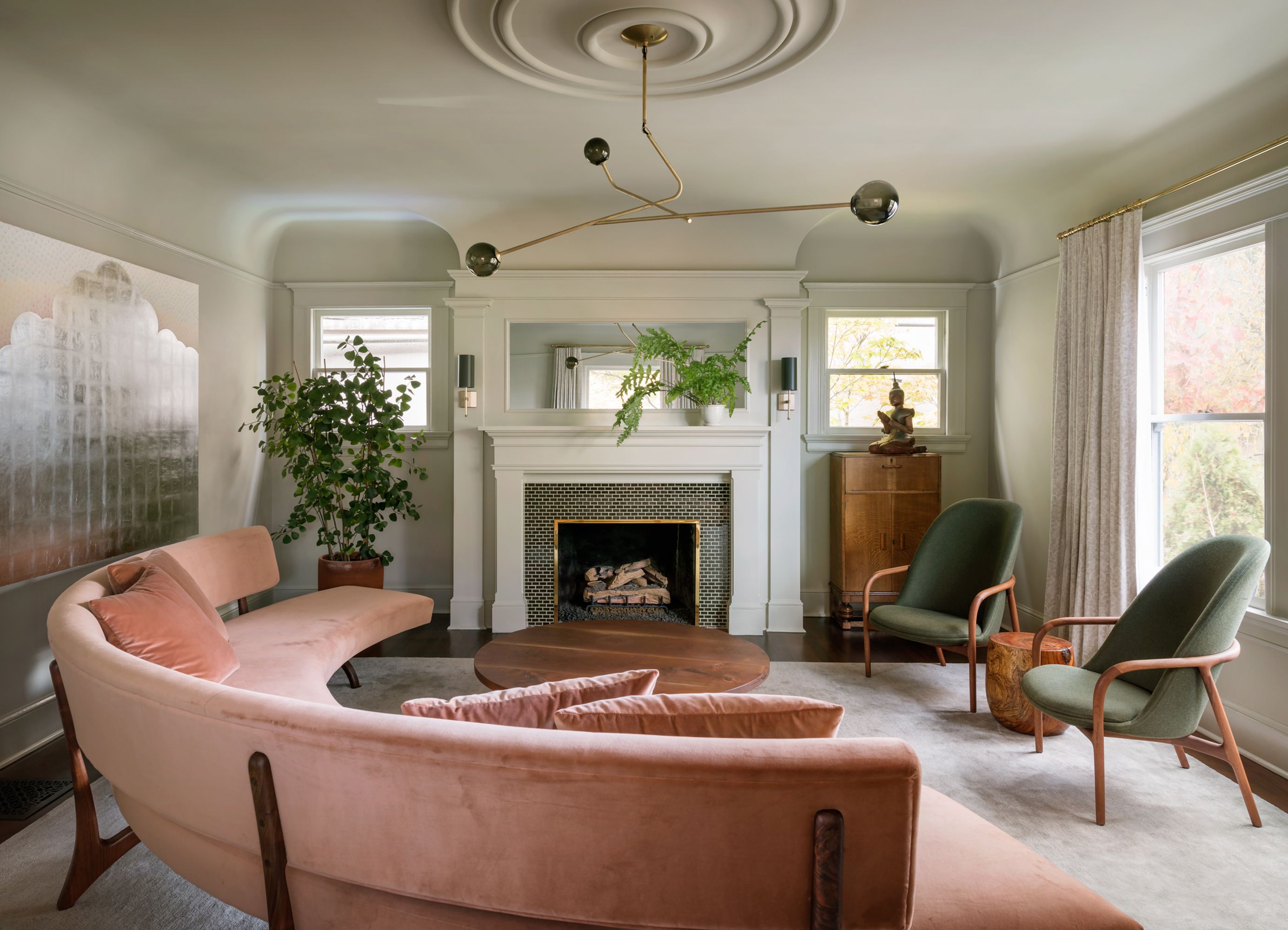 10 ideas que te animarán a poner un sofá rosa en el salón