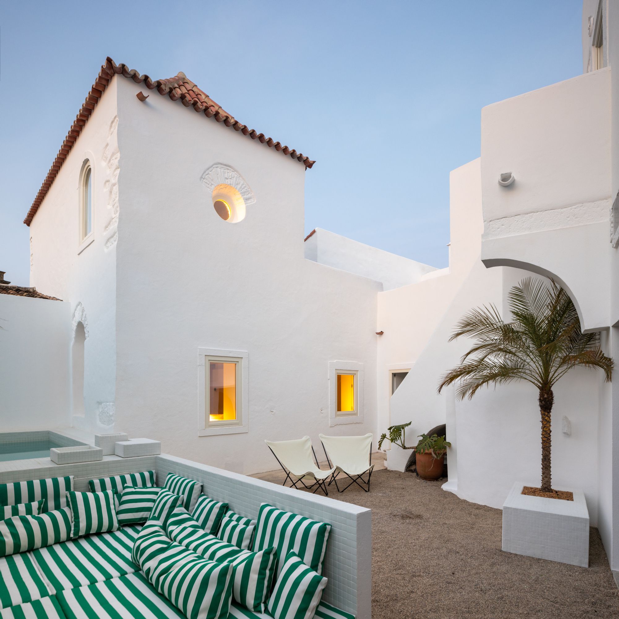 Una casa de aquiler vacacional en El Algarve, con azotea y patio con piscina