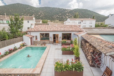 casa rústica de piedra con piscina