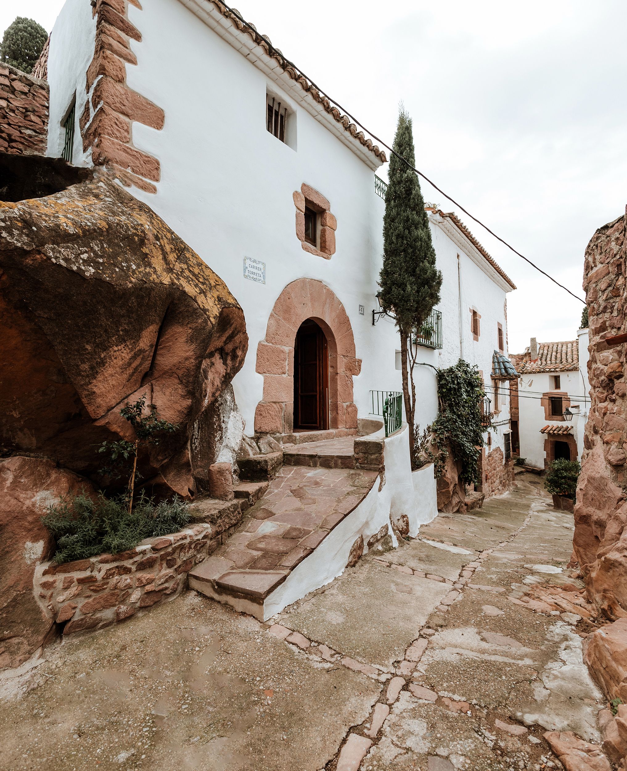 Una casa de piedra de estilo rústico dentro de la montaña