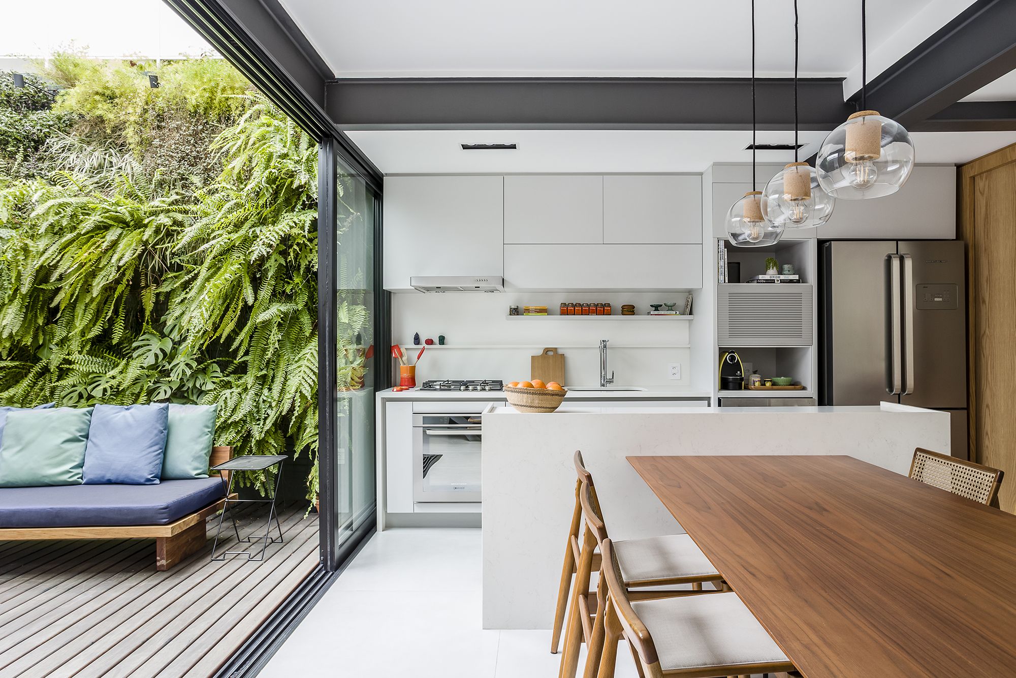 Una casa moderna con patio interior y espacios abiertos