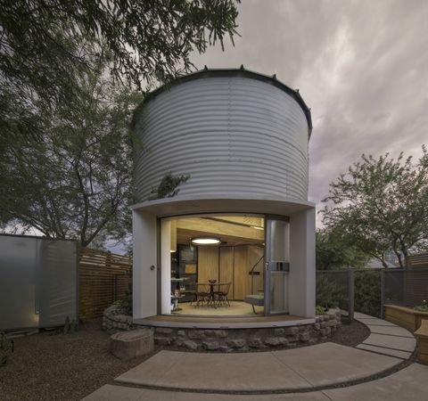 Una casa pequeña redonda de diseño, en los 32 m2 de un silo