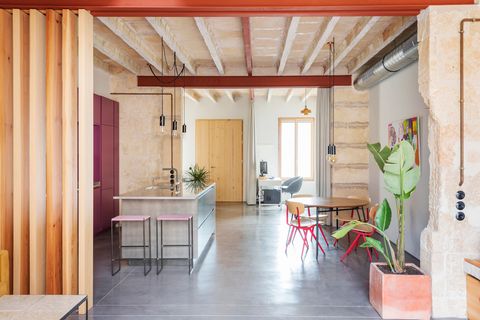 cocina abierta de diseño industrial con vigas y columnas vistas