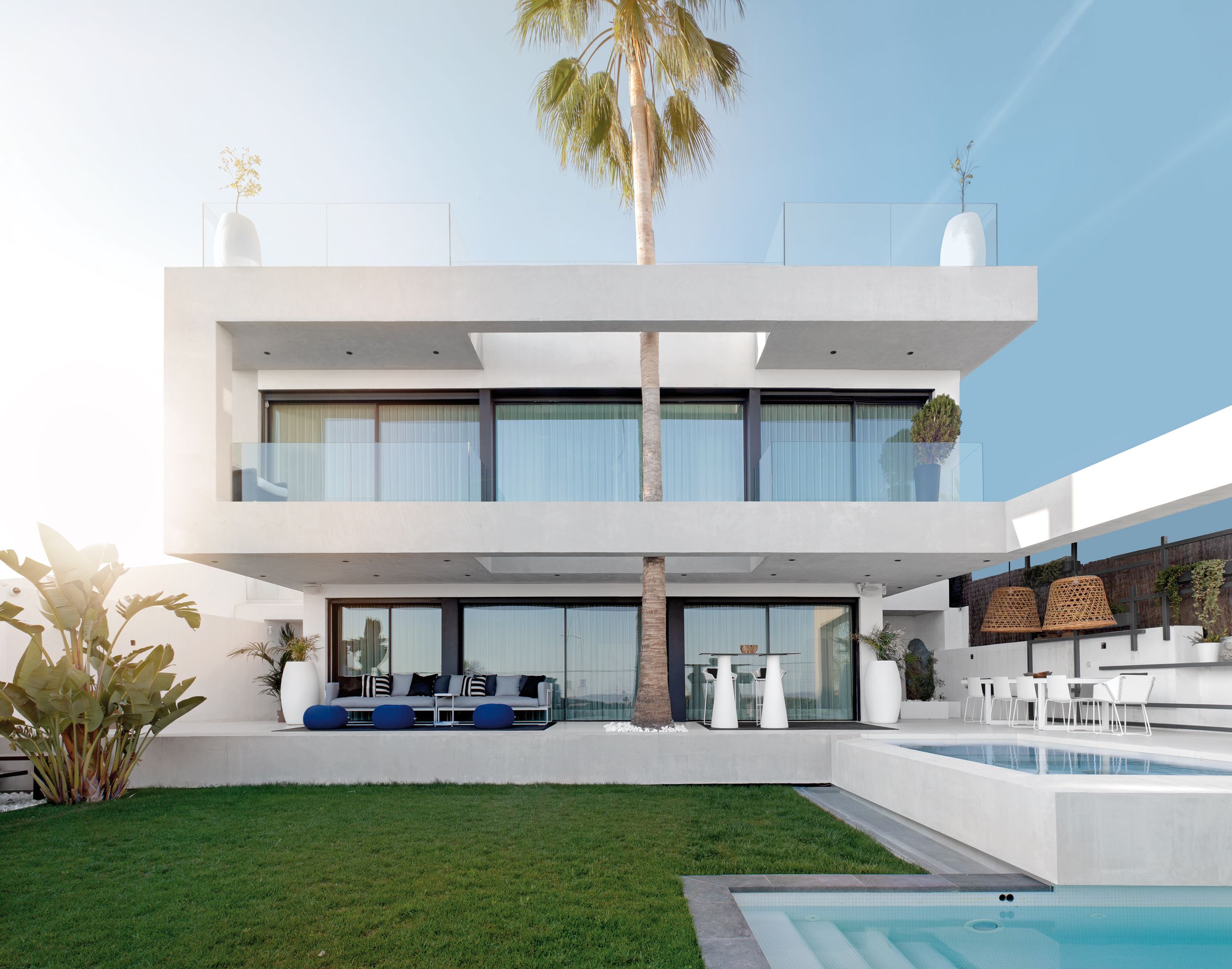 Una casa de construcción moderna con piscina en Sitges