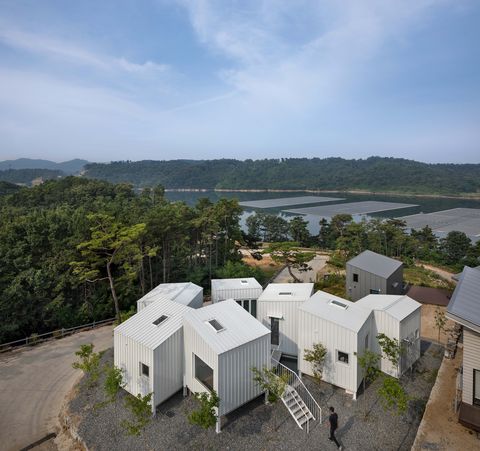 Una casa de siete cubos que flota sobre un lago artificial