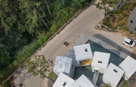 Una casa de siete cubos que flota sobre un lago artificial